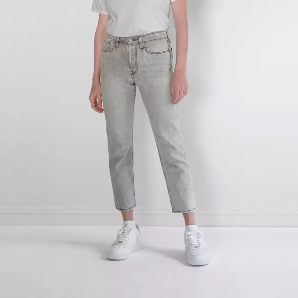 Levis Wedgie Straight Womens Jeans, Retail $98, Smoky Skies Light Wash Size 26